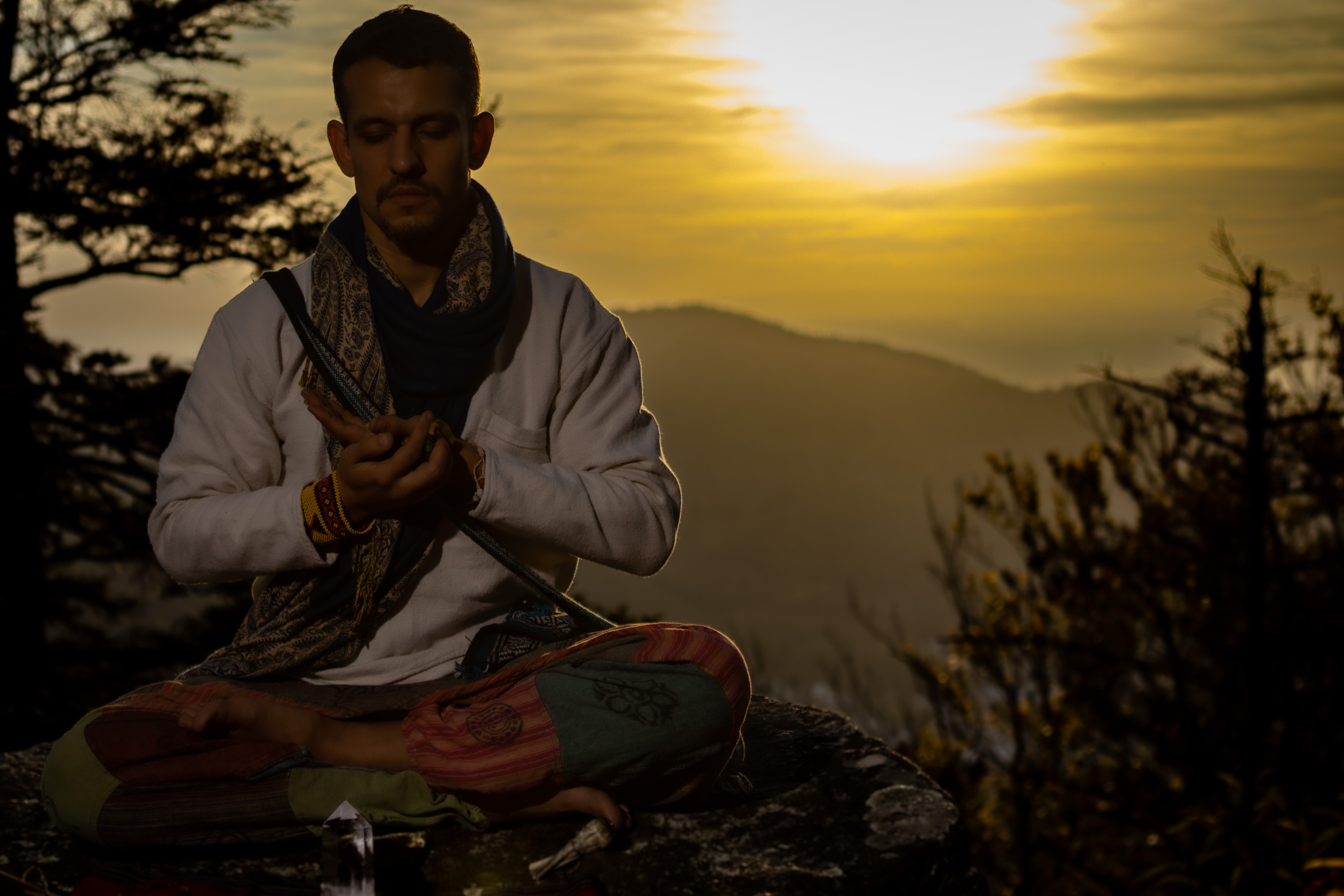 Sitzende Meditation bei Sonnenlicht